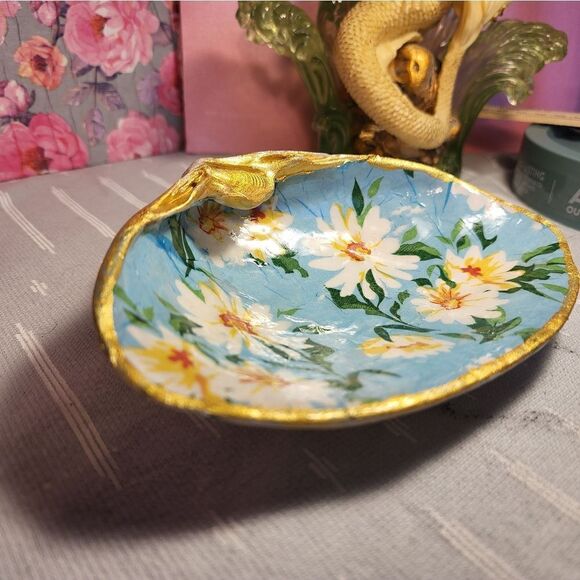DECOUPAGE CLAM SHELL DECOUPAGE WHITE DAISY'S ON A CLAM SHELL TRINKET DISH - Picture 5 of 10